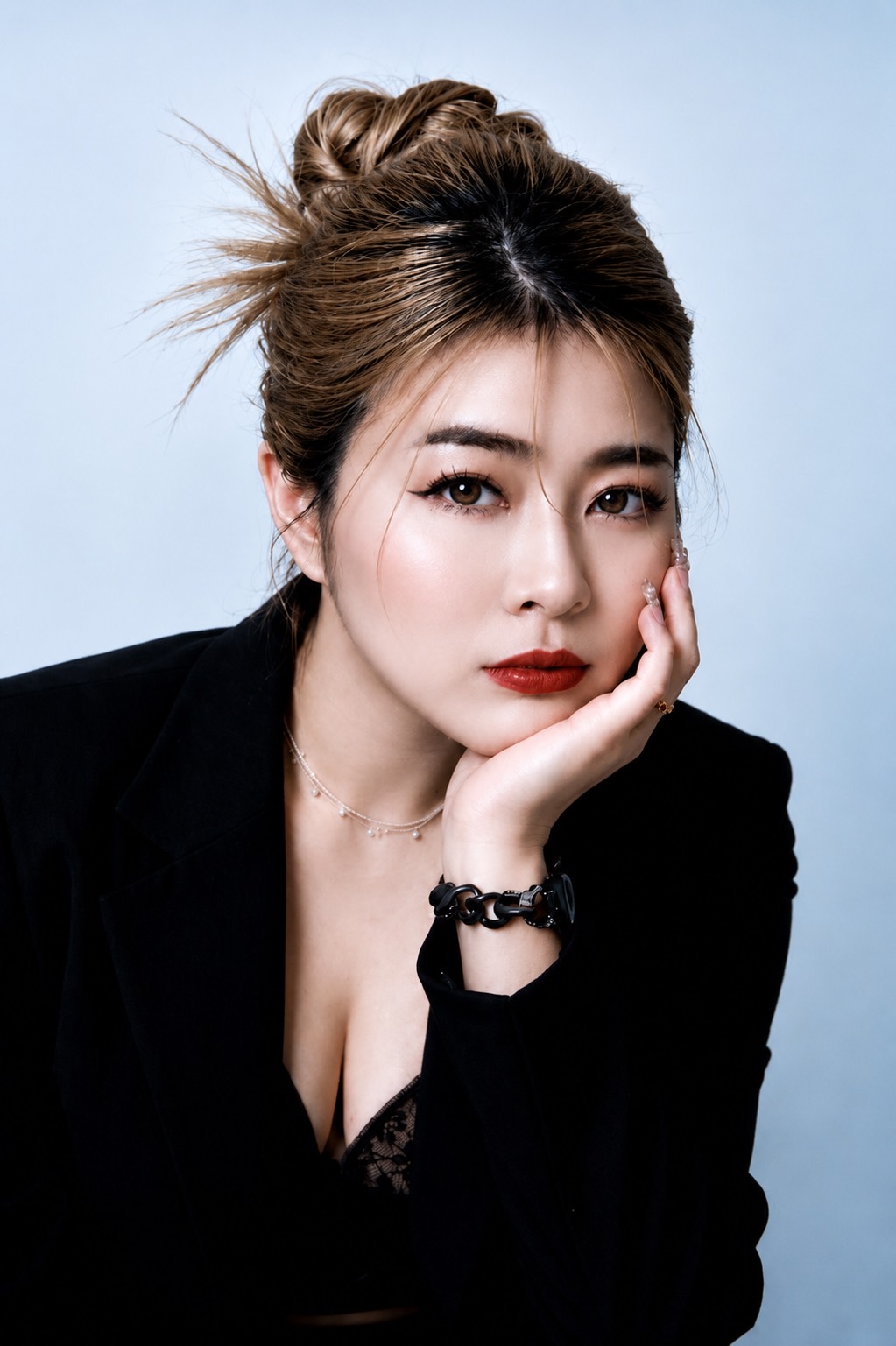 Ann 接髮設計師托腮形象照